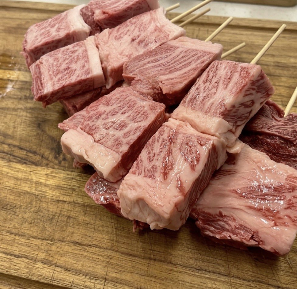 ohmi_food_JAPAN's tweet photo. 近江牛霜降りステーキ串、仕込み開始‼️

6/13 Jリーグオールスターへ向けて、
一本一本丁寧に串打ち中🔥

滋賀が誇る近江牛を、
国立競技場で豪快に焼き上げます🤤

数量限定のため売り切れ御免‼️

#肉の將助屋
#近江牛ステーキ串
#Jリーグオールスター
#国立競技場
#モツマミ https://t.co/5dQMThx8Lb