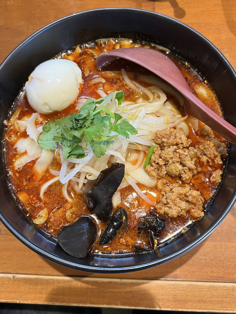 yellowmonkey40's tweet photo. 初訪なので食券発券機左上の法則で

【麻辣麺(微辛)】

刀削麺,茹で上がりモチモチ♪ゆで卵無料✨

口内はもう少し辛くても大丈夫?だけど胃腸と肛門とメンタルが弱くて明日怖いので微辛☝️

旨辛でやめられない止まらない♪

超うん〜まい✨😋

#ラーメン #らーめん #刀削麺
#刀削麺大鵬 #洗足 https://t.co/6HR9mTmnv8