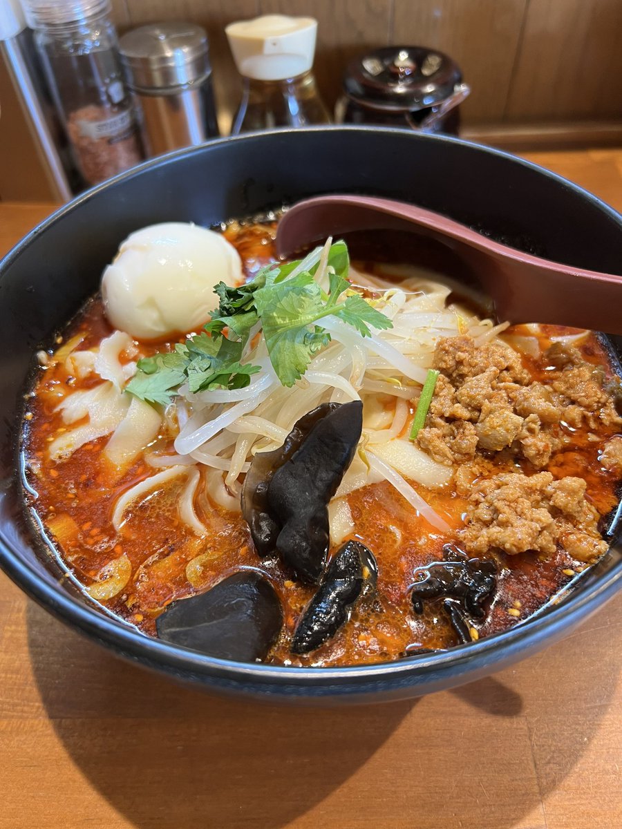 yellowmonkey40's tweet photo. 初訪なので食券発券機左上の法則で

【麻辣麺(微辛)】

刀削麺,茹で上がりモチモチ♪ゆで卵無料✨

口内はもう少し辛くても大丈夫?だけど胃腸と肛門とメンタルが弱くて明日怖いので微辛☝️

旨辛でやめられない止まらない♪

超うん〜まい✨😋

#ラーメン #らーめん #刀削麺
#刀削麺大鵬 #洗足 https://t.co/6HR9mTmnv8