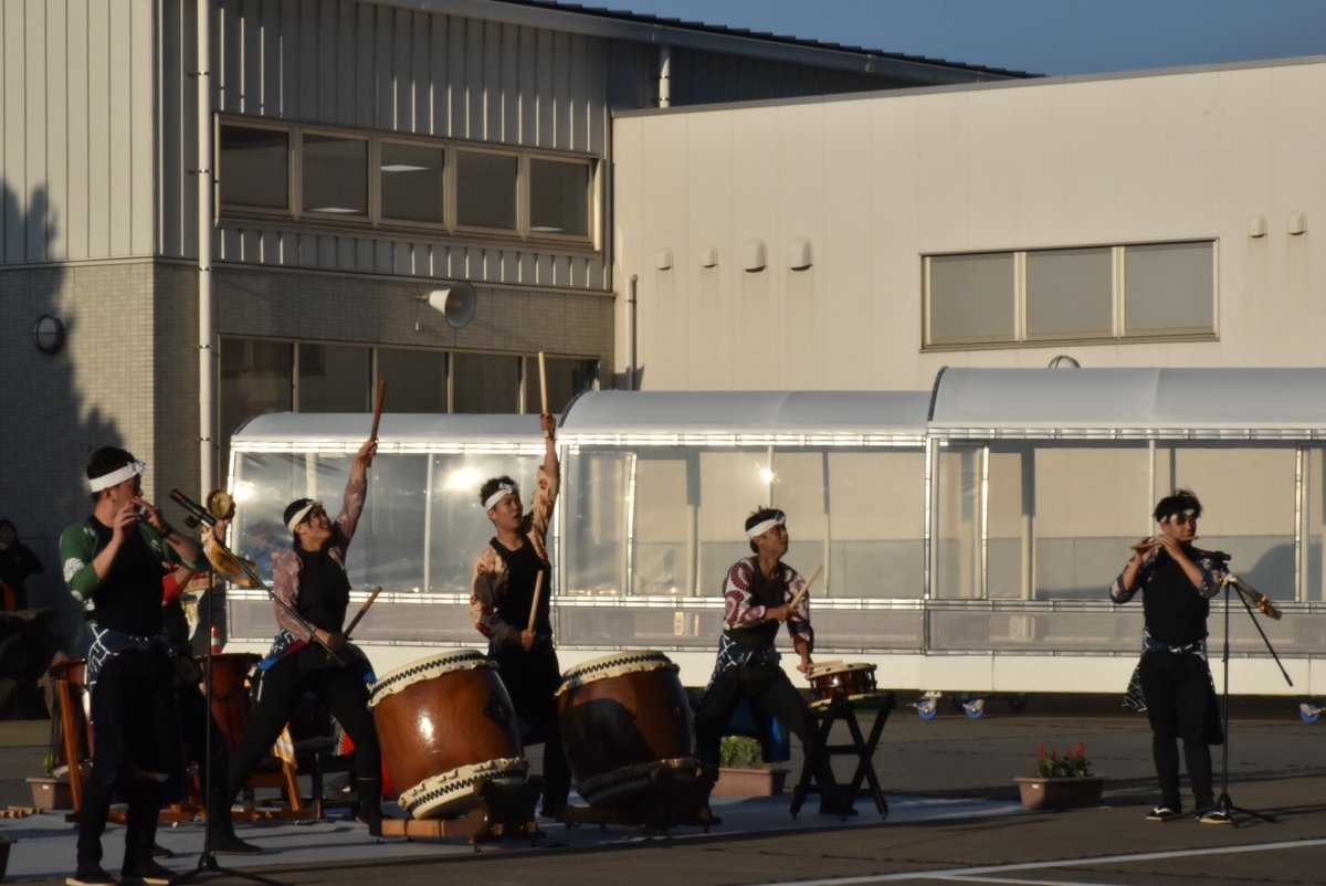 mlit_kagokoh's tweet photo. 5月29日 ＃鹿児島港 のマリンポートかごしまに🚢#クルーズ船『#MSCベリッシマ』🚢が寄港しました！
171,598総トン、乗客定員5,655人の外航クルーズ船です⚓
出港時には「#太鼓坊主(てこぼうず)」の方々の和太鼓演舞で盛大にお見送り。乗客も手を振って応え、乗客4,195名を乗せた船は無事出航しました✨ https://t.co/bP67dg7nK4