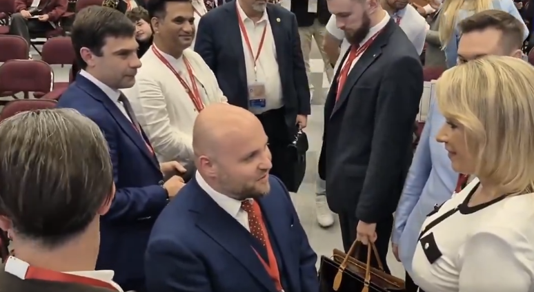ShowGestern's tweet photo. Ganz ehrlich, wenn die AfD das Thema "Wachstum" glaubwürdig besetzen will, sollte sie aufhören, Bilder von Markus Frohnmaier zu veröffentlichen. https://t.co/oSVBKXBN13