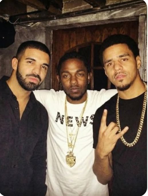 erenwasrightt's tweet photo. The craziest thing about this photo? Drake still ended up being the biggest artist here. https://t.co/jCppQtyCd1