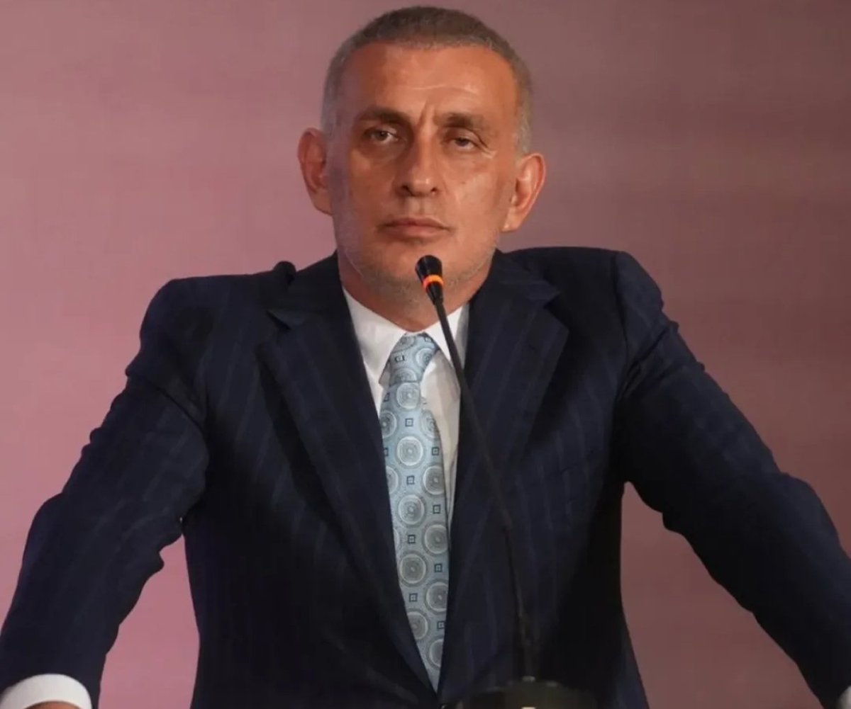 _vlknylmz's tweet photo. Dünya kupası öncesi Milli futbolcu Merih Demiral ile bir Galatasaray yöneticisi kulübüyle anlaşmadan fotoğraf çekilse transfer edeceğim dese, Milli futbolcu Hakan Çalhanoğlu ismi Galatasaray ile anılsa, futbolcuların akılları karışsa çıkıp neler konuşurdu çok merak ediyorum. https://t.co/JOVkZ1ezFE