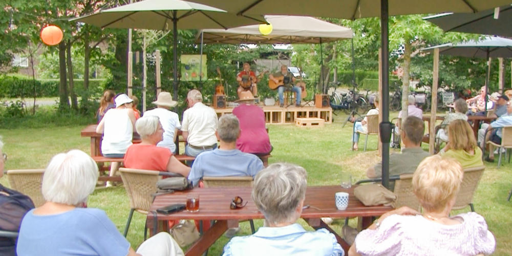 inmill's tweet photo. Koos &amp; Bert zorgen opnieuw voor muzikale middag in parkje van De Blaauwe Bes https://t.co/7UngNwHRRt https://t.co/LJUghxWm8H