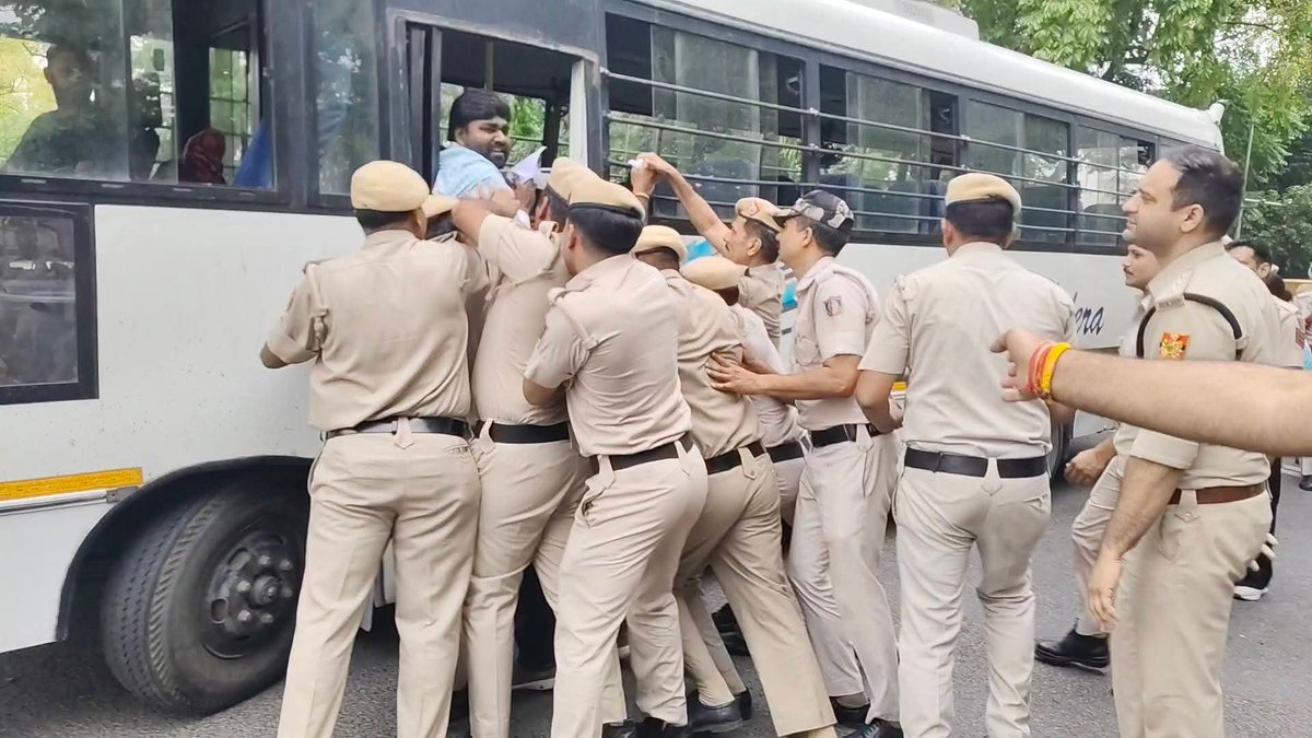 TiwariRBL01's tweet photo. NEET पेपर लीक मामले में शिक्षा मंत्री धर्मेंद्र प्रधान का इस्तीफा मांगने पहुंचे सवर्ण आर्मी के राष्ट्रीय महासचिव ठाकुर शिवम सिंह की गिरफ्तारी निंदनीय है।शिवम सिंह को जल्द रिहा नहीं किया गया तो देशभर के कार्यकर्ता दिल्ली कूच करने को बाध्य होंगे। आवाज़ दबाने से सवाल खत्म नहीं होंगे https://t.co/GUTEpioMOp