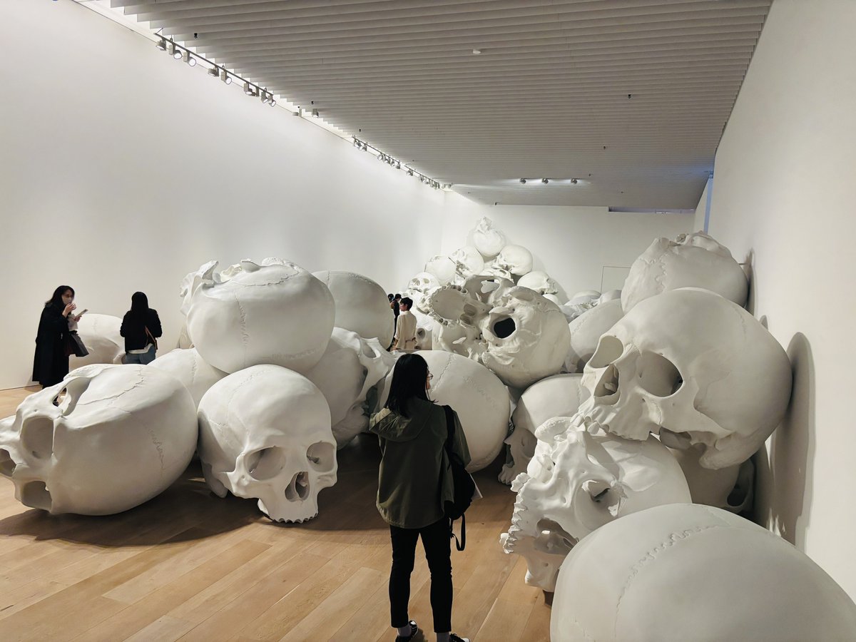 dj_XAVIL's tweet photo. バキ童でロン・ミュエク展の話題出てる〜で思い出したけどTwitterで展示に行った話してない気がするな？ バカでけえおばさんが寝てたり裸のジジイと鳥が対峙してたりでけえ骸骨が大量に並んでて最高でした https://t.co/WRnun8D4QQ