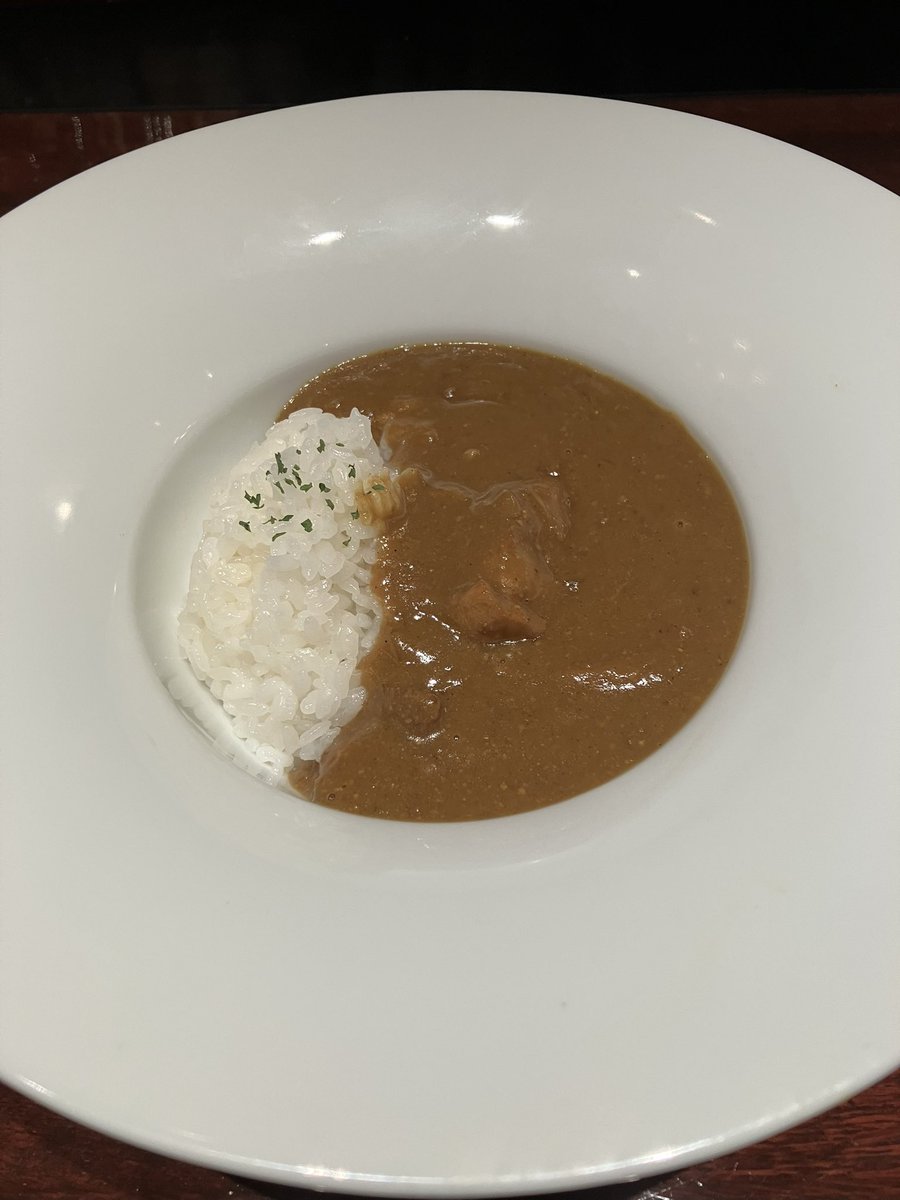 barsevenseasons's tweet photo. 【 イベリコベジョータの豚骨カレー】

本日よりイベリコベジョータの原木から出汁をとった豚骨カレーが始まります！
いつも以上に豚骨の旨みと香味野菜の甘みを感じる出来となりました！
数量限定ですが、是非この機会にご賞味ください^ ^ https://t.co/w2NYh0y3ud