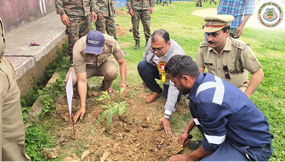 ForestFireUK's tweet photo. विश्व पर्यावरण दिवस के अवसर पर पिथौरागढ़ वन प्रभाग अंतर्गत डॉन बॉस्को स्कूल, पिथौरागढ़ में पर्यावरण जागरूकता एवं वृक्षारोपण कार्यक्रम आयोजित किया गया।

इस अवसर पर प्रभागीय वनाधिकारी श्री आशुतोष सिंह द्वारा पौधरोपण कर पर्यावरण संरक्षण, हरित विकास एवं प्रकृति संवर्धन का संदेश दिया गया। कार्यक्रम में उपस्थित प्रतिभागियों को अधिक से अधिक वृक्ष लगाने एवं उनके संरक्षण हेतु प्रेरित किया गया।
@ukfd_official 
#ForestFireUttarakhand #SaveForest #ForestFireAwareness #uttarakhand #wildlife
