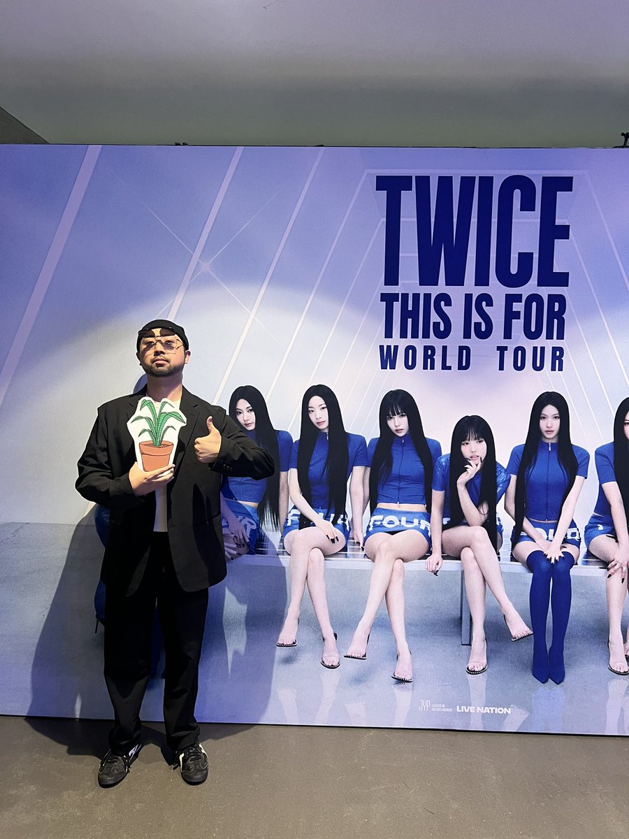 MrChowda's tweet photo. Was anyone stage right of #twicelondon night 2 able record my Dahyun interacting with me holding up my sign? It would’ve been when her chair would’ve have been on the right corner in the second part of the set (when they change to the leather outfits)🙏🏼
This was me for reference! https://t.co/uIATqoZnMY