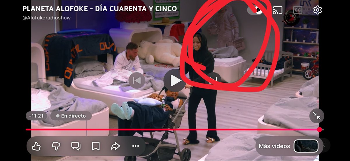 bitcheetta's tweet photo. @romaxox21 Pamela no es. Pamela es la que está al lado de Julio, yo la vi destaparse luego. No es Carlos pero Carlos sí estaba dormido más al fondo, me equivoqué. La cama de Carlos tiene la 🇩🇴 #PlanetaAlofoke https://t.co/rq1jyAIczH