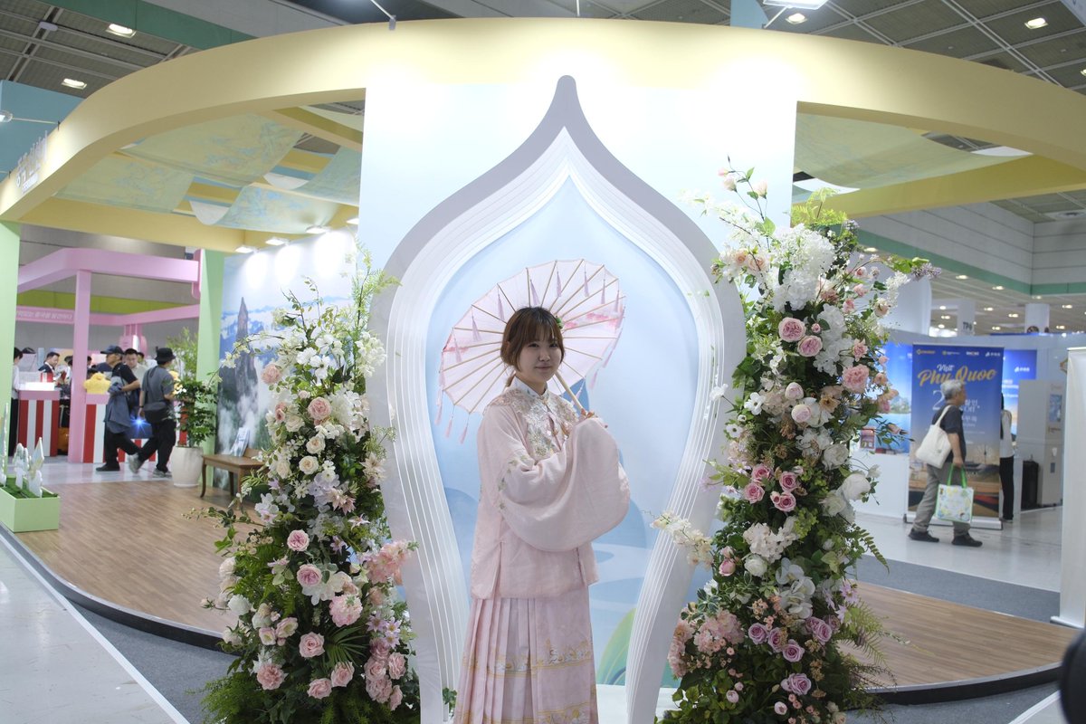 ChDaisy_'s tweet photo. SITF2026盛大启幕！神仙居景区荣幸参与其中，以奇峰秀水圈粉无数国际友人！
 #SITF2026 is live! 297 overseas exhibitors from 40 countries gather at KINTEX Seoul, expecting 100K+ visitors. Shenxianju is proud to be here, wowing global travelers with its majestic peaks and waters! https://t.co/Lnn8p5pHKH