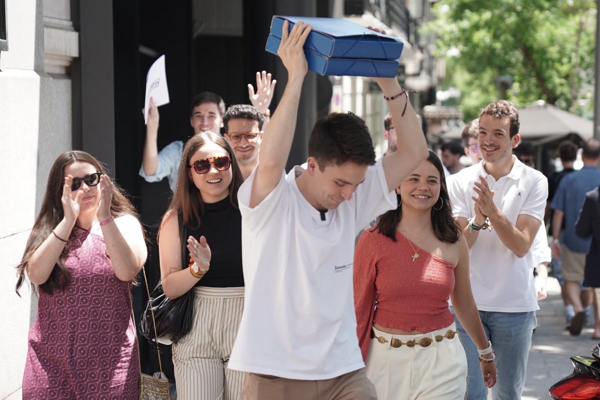 DancausaNNGG's tweet photo. Hace unos días éramos unos pocos, y hemos acabado siendo MILES 🚀

Gracias a todos por haber confiado en esta candidatura con vuestro aval. Vamos a devolver la ilusión a los jóvenes españoles que merecen que la política sea mucho más.

No os vamos a defraudar. https://t.co/fbihcgVKD7