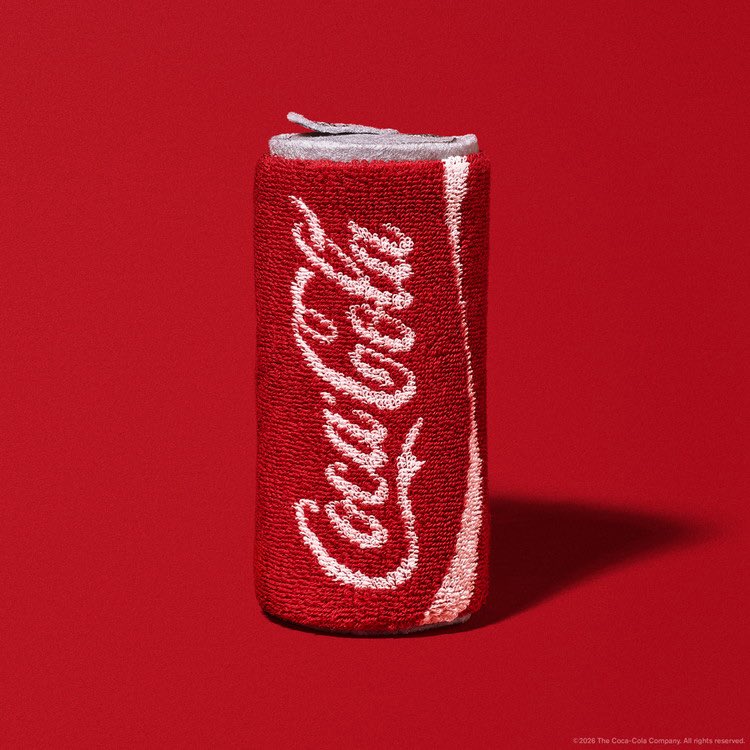 apri_kamo's tweet photo. えーかわいい！🥤

ファミマのコンビニエンスウェアのコカコーラコラボ！

ポーチ・タオル・タオル付ポーチの3WAY https://t.co/eVF6yYxz3g