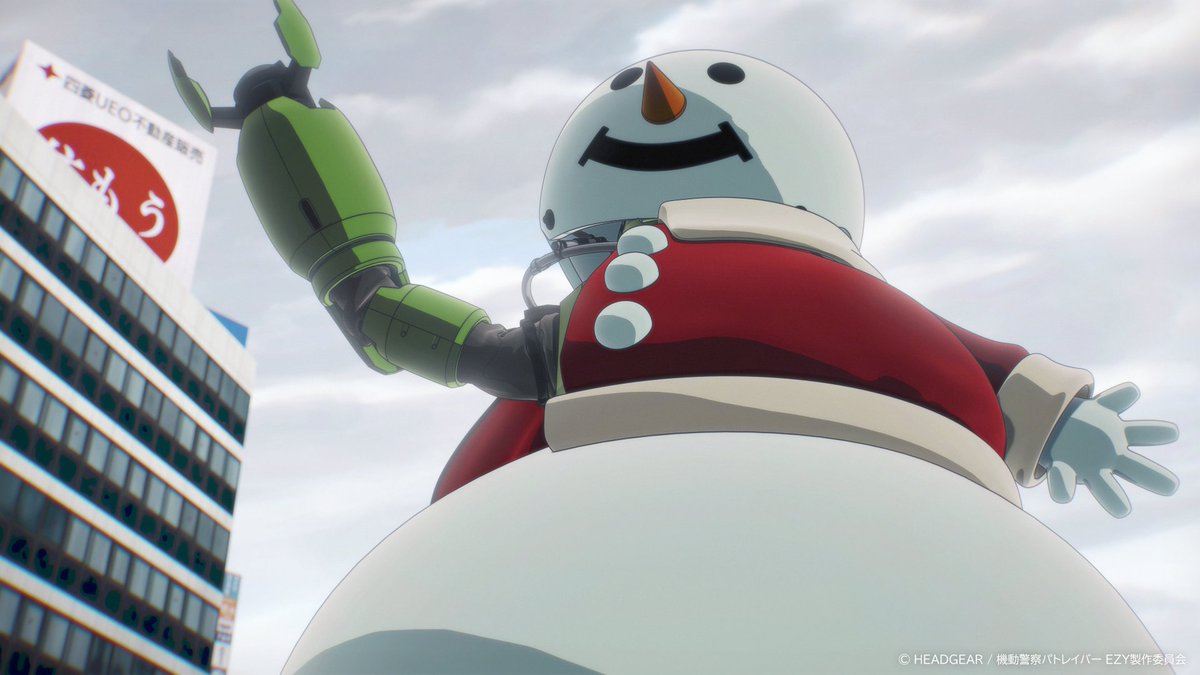 patlabor0810's tweet photo. 『機動警察パトレイバー EZY』File 1絶賛公開中！

【EZY 情報】
▼▲MECHANICALーーーーー
雪だるまレイバー
民間イベント用のアトラクション用レイバー。
作業用レイバーの四菱製ヘラクレス・パワード
の上から雪だるまの被せ物をしたものである。
レイバーレンタル会社所有の機体だが、
実は違法改造機。
ーーーーーーーーーーーー▼▲

『機動警察パトレイバー EZY』　
全３章構成にて劇場公開
File 2：2026年8月14日(金)
File 3：2027年3月

#パトレイバーEZY #patlabor
