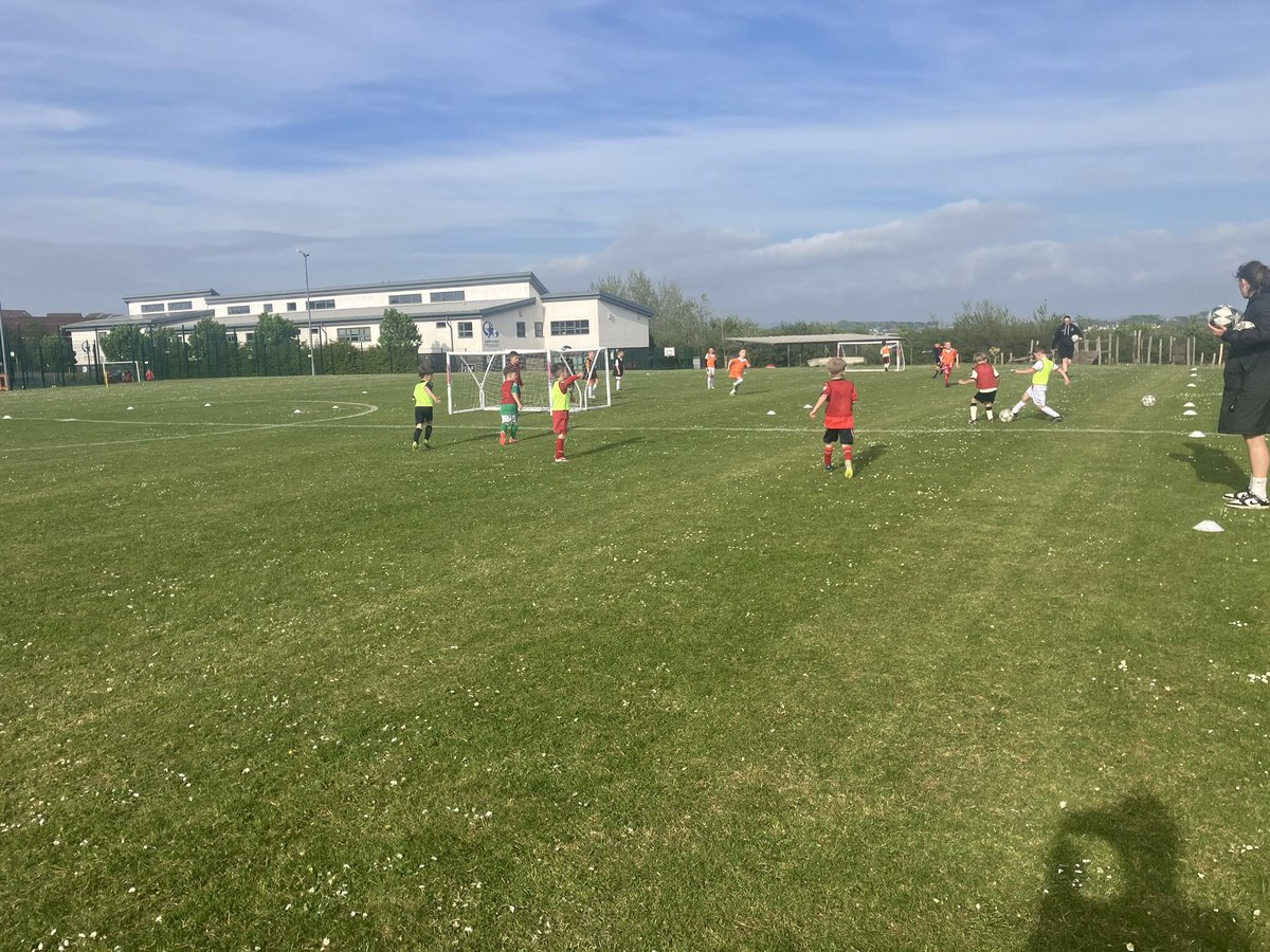 MAPCommSports's tweet photo. MAP Minis tonight ! ⚽️

School year reception:  4.30pm
School year one : 5.30pm 

New players welcome ! 

Lower grass  pitches -

Bring a jacket in case of a shower !  

See you tonight! ⚽️ https://t.co/UI2hgm5CZ8