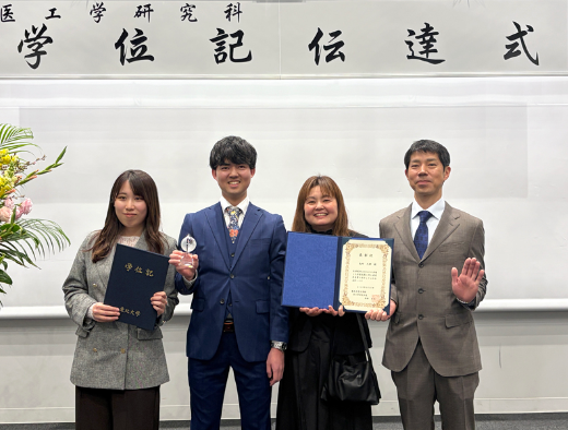 Kodama_Lab's tweet photo. 受賞のお知らせ
修士課程修了生の島野大輝さんが、2025年度「医工学研究科長賞」を受賞しました！
優れた研究成果と日頃の真摯な取り組みが高く評価されたものです。
島野さんは博士課程へ進学し、当研究室で転移リンパ節に対する新たな治療法の開発研究を継続予定です。
おめでとうございます！ https://t.co/ZkxGe1igxK