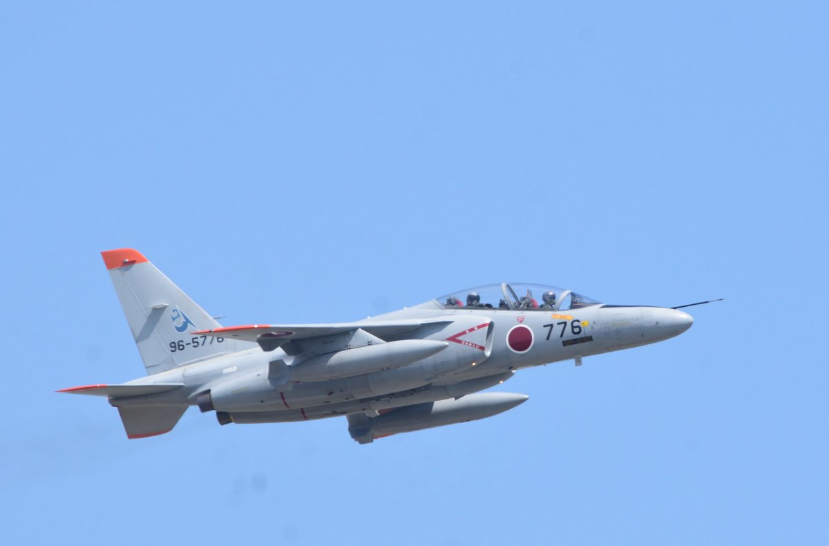 SFw2222's tweet photo. この前のT-4 
後席の人、こっち見てる😳
サービスかな？　エアブレーキ
ずーと開いてる

T-4

#三沢基地 https://t.co/kOWnyp9YeH