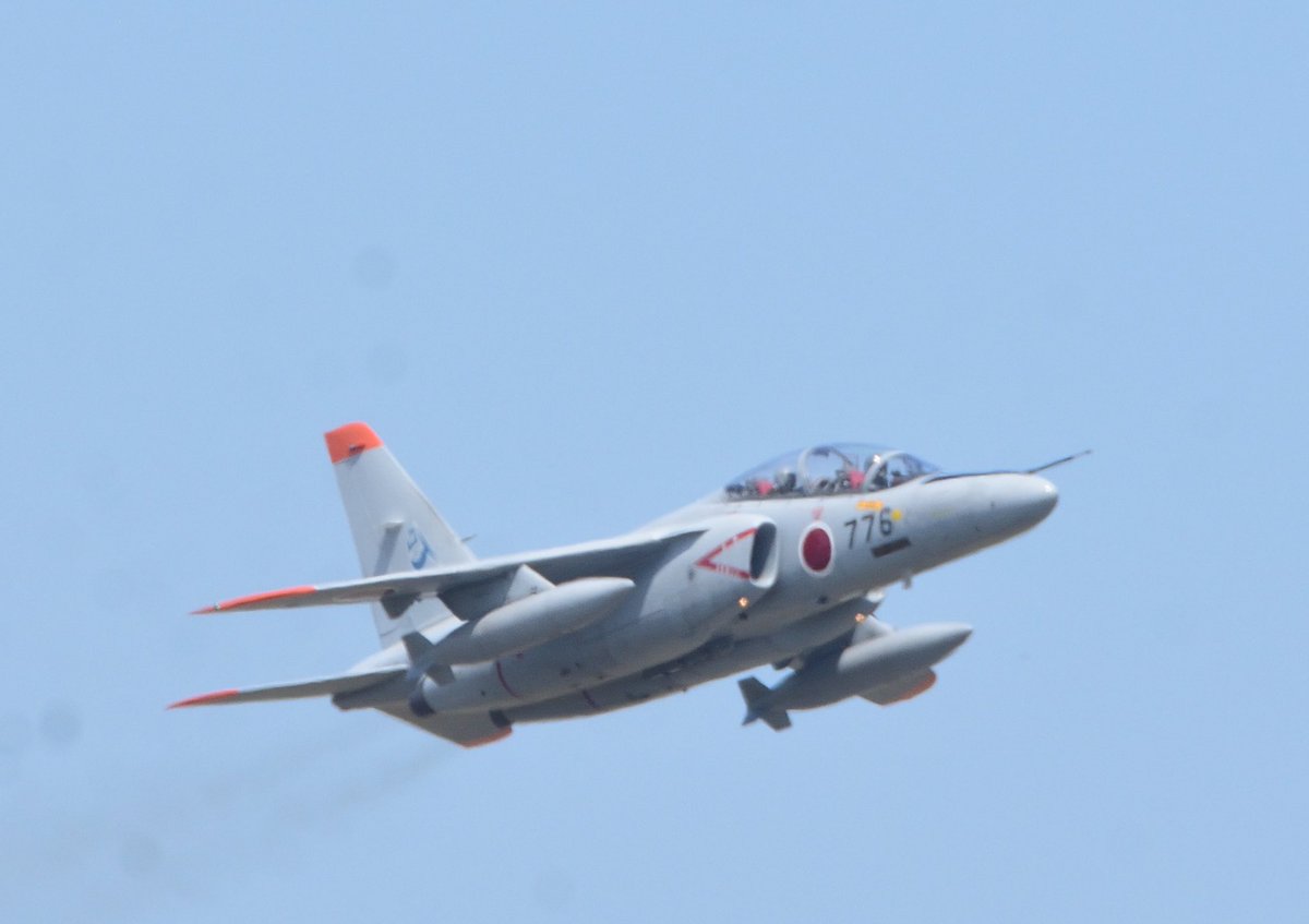 SFw2222's tweet photo. この前のT-4 
後席の人、こっち見てる😳
サービスかな？　エアブレーキ
ずーと開いてる

T-4

#三沢基地 https://t.co/kOWnyp9YeH