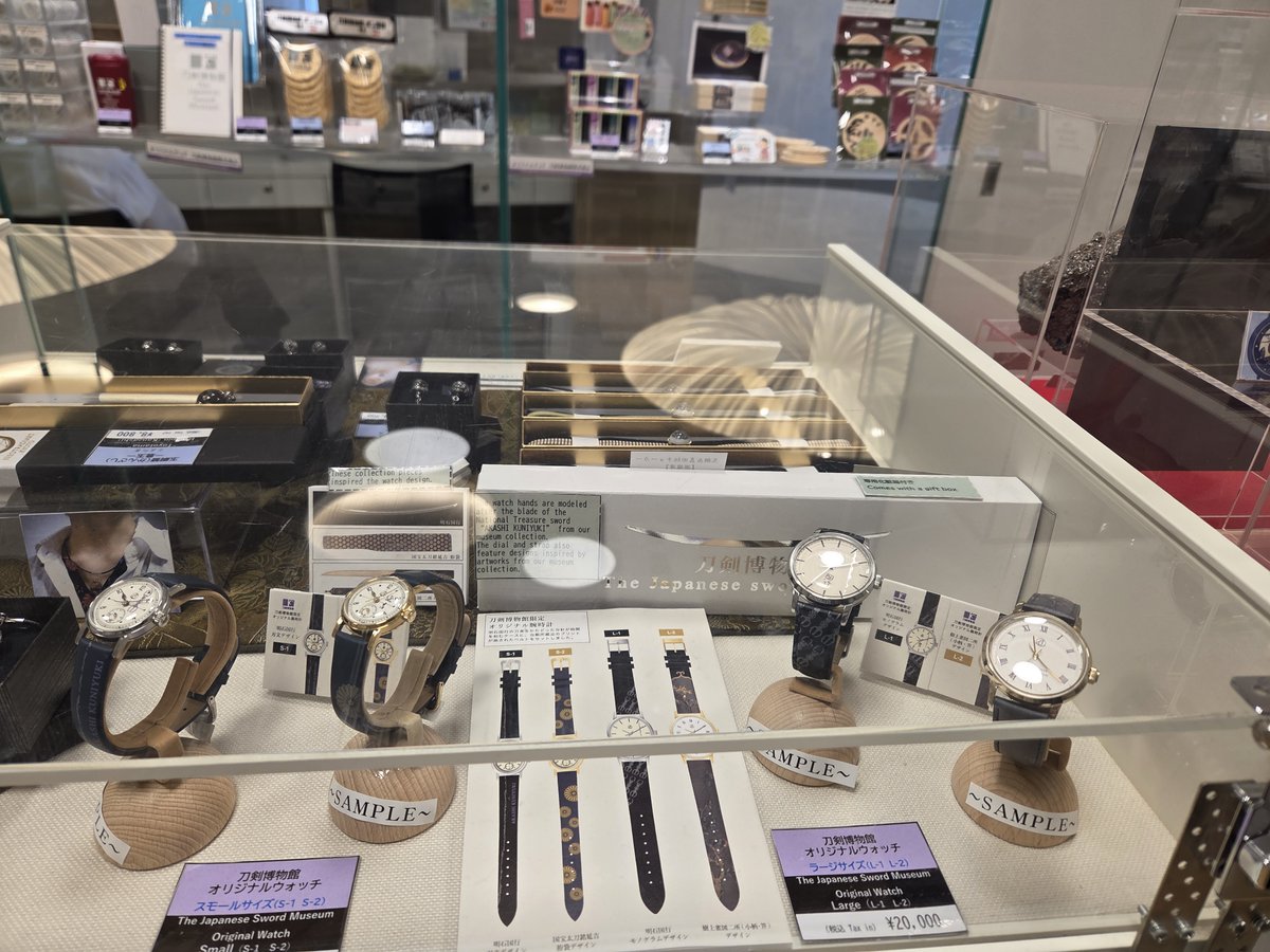 NBTHK_MUSEUM's tweet photo. 【新商品紹介】
6/6より1Fミュージアムショップでオリジナル腕時計の販売を開始します。ラージサイズ2種(各 税込20,000円）、
スモールサイズ2種(各 税込17,000円）、KAORUウォッチ7種(各 税込5,000円）の計11種ございます。ぜひお買い求めください。 https://t.co/A2EijE6Ccm