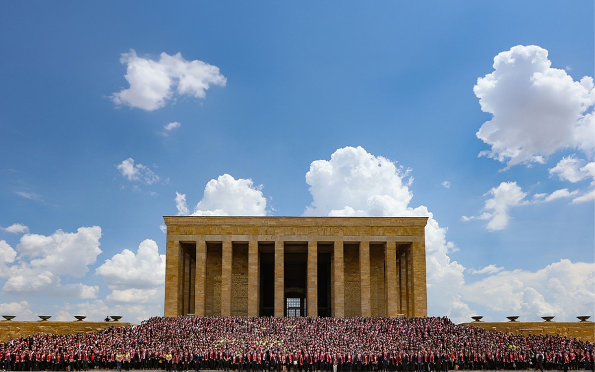 KocSchool's tweet photo. 100 yıllık başarı hikâyemizi, bize yol gösteren Cumhuriyet değerlerine bağlılığımızı ifade ederek taçlandırdık. https://t.co/cNTr4J7eAb