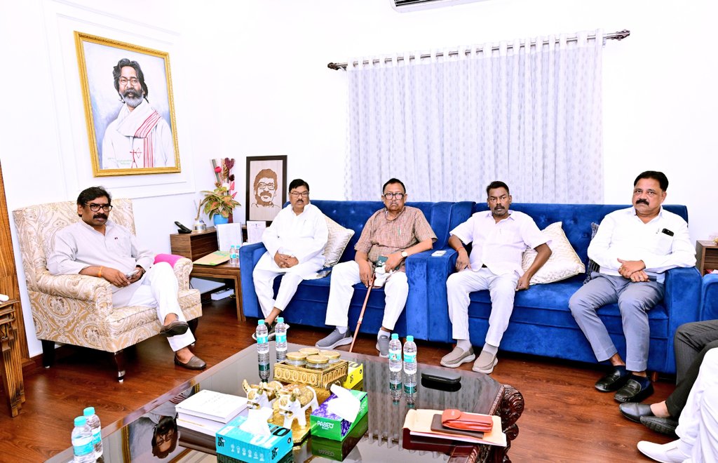HemantSorenJMM's tweet photo. आज रांची में आगामी राज्यसभा चुनाव 2026 को लेकर झारखंड मुक्ति मोर्चा के माननीय मंत्रीगण एवं माननीय विधायकगणों के साथ बैठक में शामिल हुआ। https://t.co/gaTqglKERX