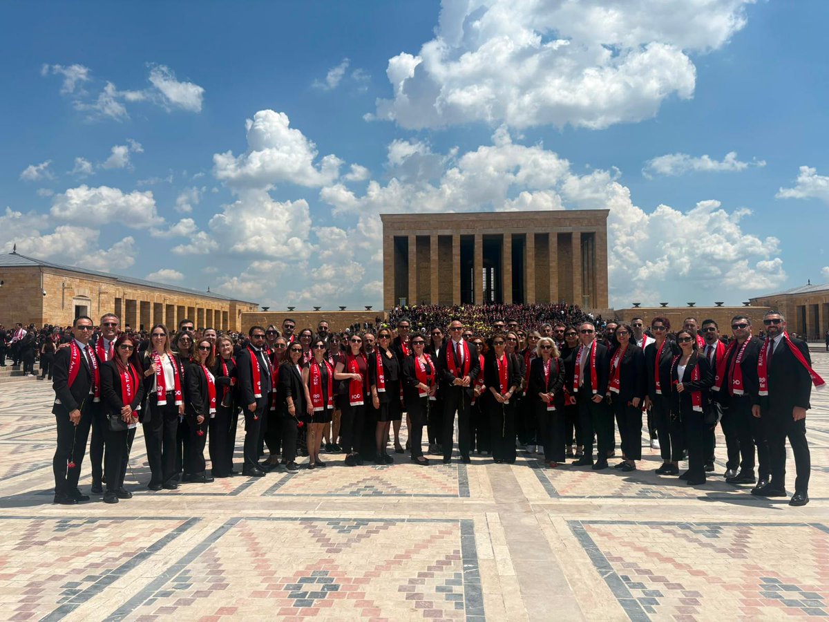 KocSchool's tweet photo. 100 yıllık başarı hikâyemizi, bize yol gösteren Cumhuriyet değerlerine bağlılığımızı ifade ederek taçlandırdık. https://t.co/cNTr4J7eAb