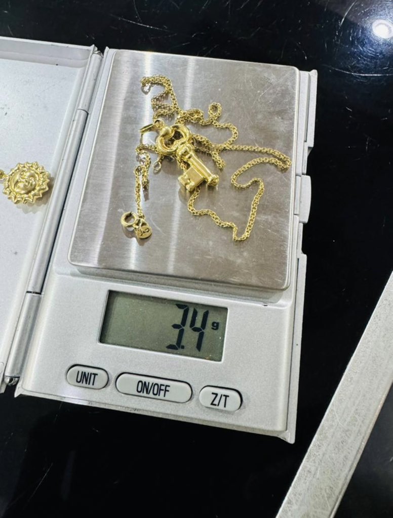 DarmieSleek's tweet photo. 18Karat gold carpet chains and pendants available ✨✨

•3.4gram- N646,000
•3.5gram- N665,000 https://t.co/Gs33eGjcvV