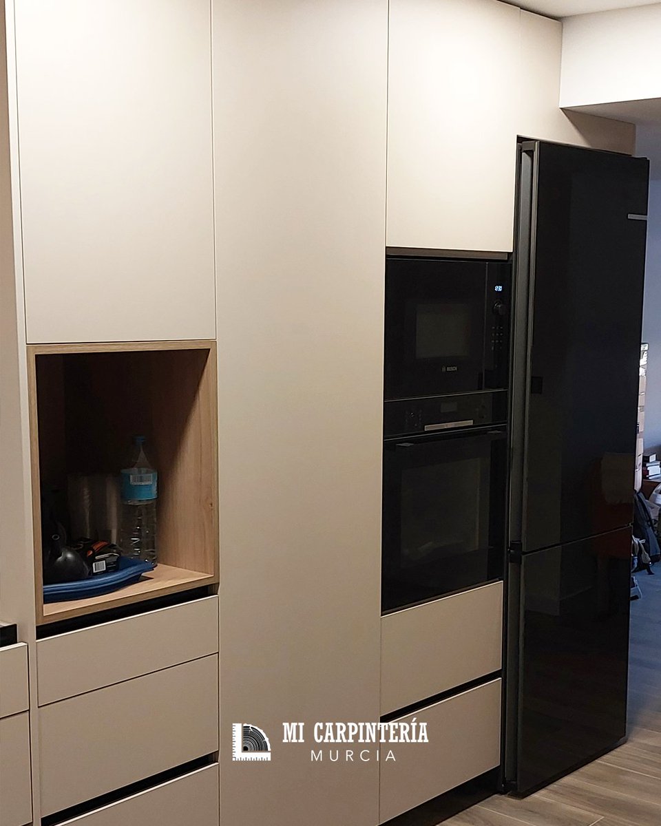 MiCarpinteriaMU's tweet photo. Esta cocina a medida combina la calidez de la madera con la elegancia del blanco, creando un espacio luminoso y muy actual. Líneas limpias, soluciones prácticas y una estética que no pasa de moda.

¿Qué os parece? Os leemos en comentarios.

🔨 https://t.co/tetId2rVVU https://t.co/YGVZEans4f