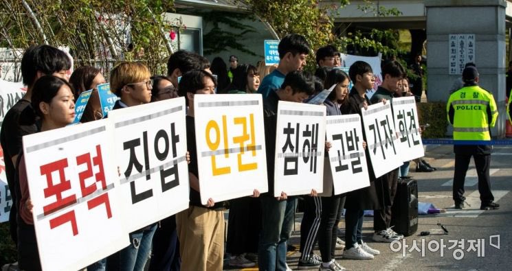 lalapesto's tweet photo. 미대사관 월담 테러짓 한 대진연 좌빨 새끼들 
저렇게 신사적으로 끌고 나왔는데도
폭력진압이라고 개지랄 염병하던 
진보충 새끼들 지금 싹 다 아가리 닫제 

지금 중국대사관 저렇게 월담해 처들어갔다간 
찢자이밍 발포 명령 떨어질듯 https://t.co/5gO5FAerQ3