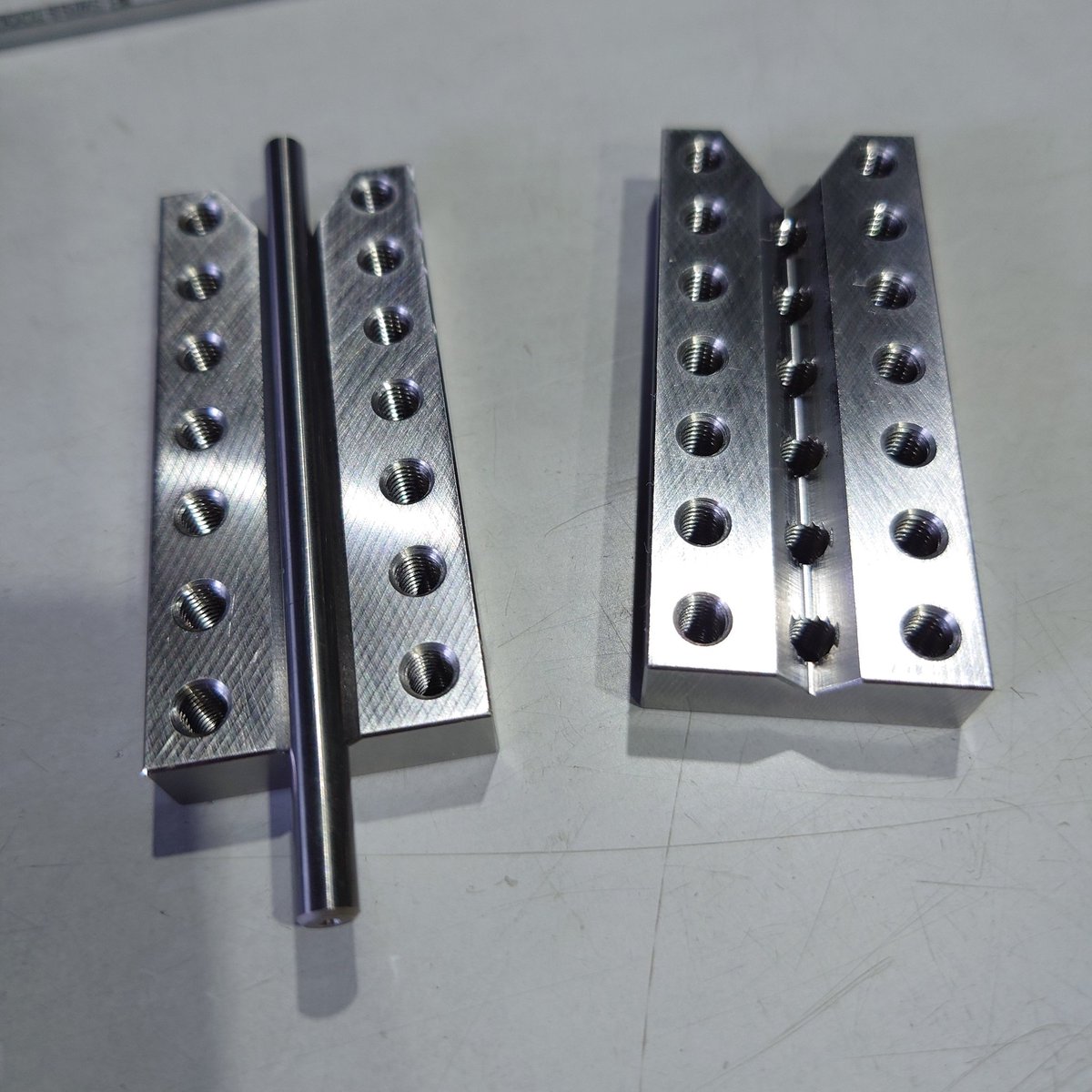 gimitasu6969's tweet photo. 作業者向けの商品ですが、これも紹介
小部品やピンを切断、研磨、ボール盤作業などするときのクランプ治具です
表裏にそれぞれV溝が掘ってあり、Φ2〜8くらいのピンを乗せられます
本体サイズは70x30x10です
治具ごとバイスに固定したり、ベルサンのワークレストに乗せて作業できます
#od_spot https://t.co/FQCL0UPpQv