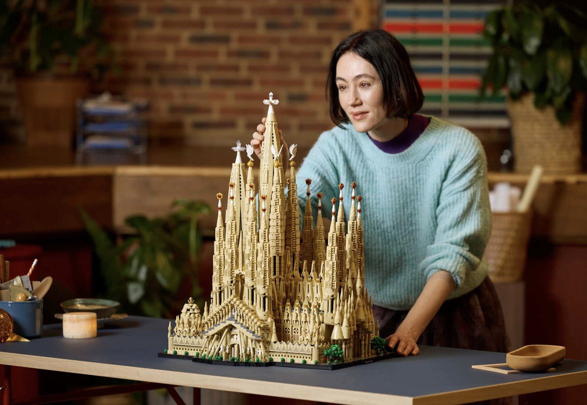 futurenote2040's tweet photo. LEGO 史上最大套組，聖家堂正式登場

丹麥玩具公司 LEGO 推出品牌史上規模最大的套裝——聖家堂（Sagrada Família），總零件數高達 12,060 片，售價 799.99 美元，日本售價為 129,980 日圓

LEGO 也特別模擬了巴塞隆納實際光線穿越彩繪玻璃的效果，讓模型展現出一般樂高建築系列較少見的光影體驗。 https://t.co/R4xDw93QMs