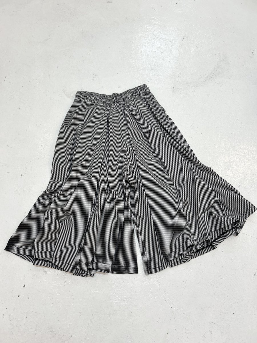 dr_select's tweet photo. 今日も更新準備中‥‥‥‥⚡︎⚡︎⚡︎
こまかボーダーのハカマパンツ!!!
@SSS_jp_ https://t.co/QOVg7RcfjC
