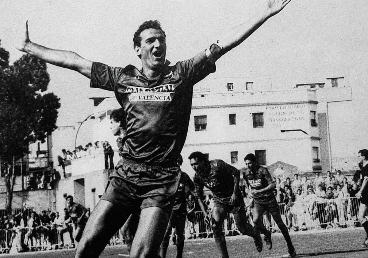 LUDhistoria's tweet photo. Buenos días 🐸🐸

#FotosConHistoria Latorre celebra uno de los goles conquistados ante el Nules 0-3 que permitieron certificar el regreso a la categoría de Plata de @LevanteUD  después de muchas temporadas fuera del fútbol profesional. 04-06-89 🔵🔴 #LUDhistoria https://t.co/gx0z7cBhfZ