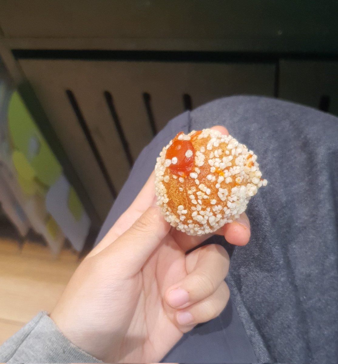 nogcha070707's tweet photo. 뚜레쥬르 신상 떡볶이볼 먹는데
생각보다 개맛있고
안에 양념이 예상보다 더 맵고 칼칼한 진짜 떡볶이 양념맛이 남
뚜쥬 알바 인정합니다 https://t.co/Lq6MrCdTG5