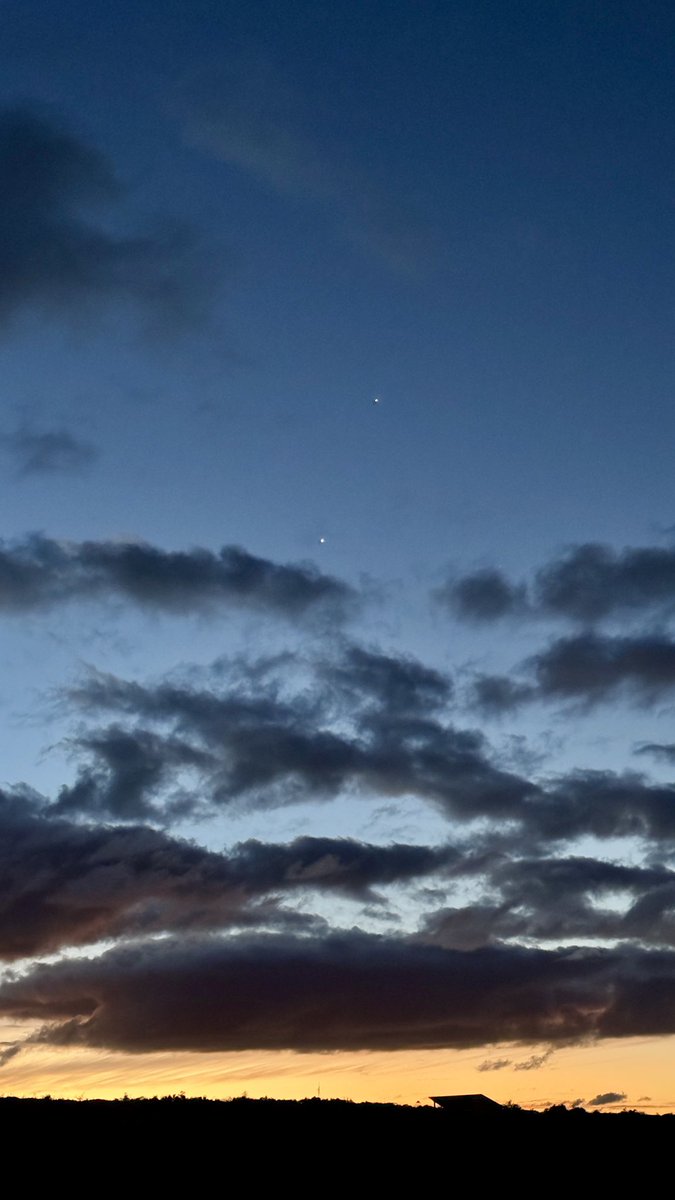 traceytab's tweet photo. Wrapping up a gorgeous calm day here on Eyre Peninsula. No wind,  ocean is resting, weather is pretty much perfect, eagles, hawks, osprey, all flying around here, much the same tomorrow, and maybe it’ll even be a little more slower for us #decompress ✌🏼 https://t.co/04Oe1Cr34G