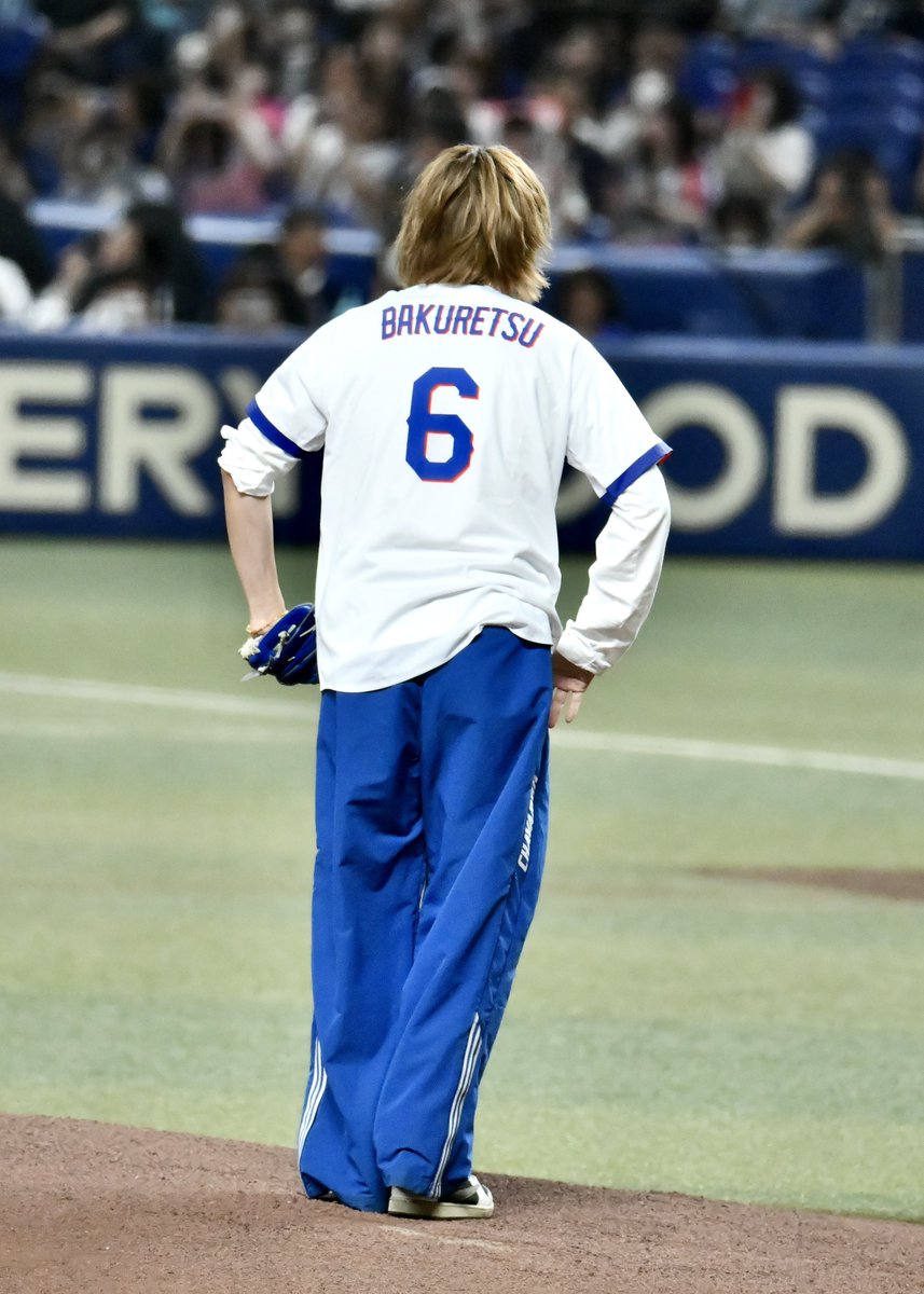 pooh_photo_1011's tweet photo. 2026.06.05 バンテリンドームナゴヤ

M!LK 佐野勇斗さん 始球式
今年もめちゃくちゃビジュが良い！

今年の背ネームはBAKURETSUに！

#佐野勇斗
#MILK
#中日ドラゴンズ
#Dragons https://t.co/RXmxBFUJyl
