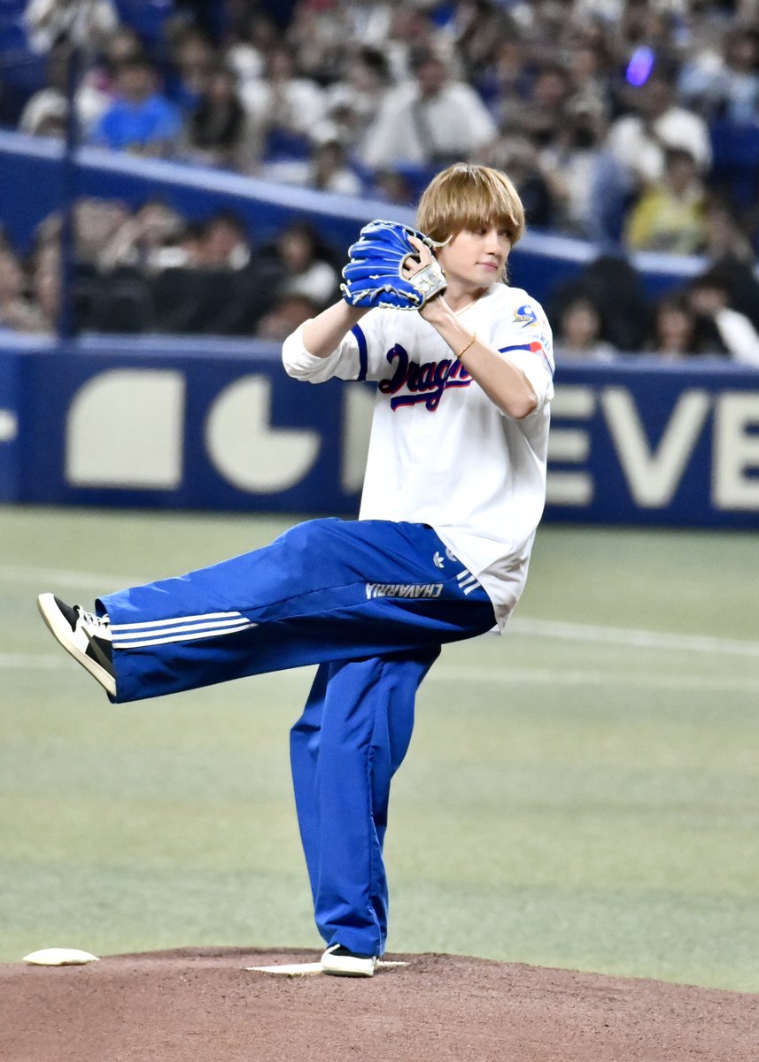 pooh_photo_1011's tweet photo. 2026.06.05 バンテリンドームナゴヤ

M!LK 佐野勇斗さん 始球式
今年もめちゃくちゃビジュが良い！

今年の背ネームはBAKURETSUに！

#佐野勇斗
#MILK
#中日ドラゴンズ
#Dragons https://t.co/RXmxBFUJyl