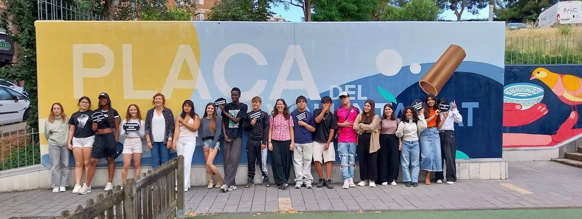 sbdterritori's tweet photo. #VOLUNTARIAT ➡️#AVUI Cloenda del Projecte SABA d'Aprenentatge i Servei
#ARA els alumnes interpreten el missatge del mural i reflexionen sobre els valors del voluntariat a partir de la seva experiència al curs
📍 Pl. del Voluntariat
#OficinaEntitatsiVoluntariatSbd #Sabadell https://t.co/aqETEYSayI