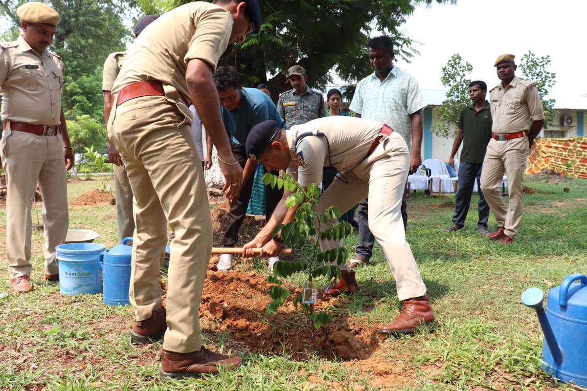 PuruliaPolice's tweet photo. "সবুজ পৃথিবীর লক্ষ্যে পুরুলিয়া জেলা পুলিশ।" 
​আজ 'বিশ্ব পরিবেশ দিবস' উপলক্ষে বেলগুমা পুলিশ লাইনসহ জেলার বিভিন্ন থানায় বৃক্ষরোপণ কর্মসূচি পালন করা হলো। একটি সুস্থ ও সবুজ ভবিষ্যৎ গড়ে তুলতে আমাদের এই ক্ষুদ্র প্রচেষ্টা।
​আসুন, প্রকৃতির সুরক্ষায় আমরা সবাই একসাথে হাত মেলাই। https://t.co/PaG15U1Yg0