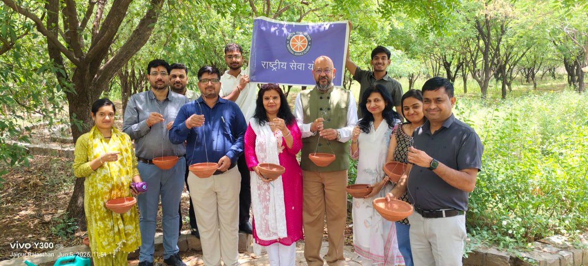 AmityNss's tweet photo. 🌿💧 World Environment Day Celebration 💧🌿

The NSS Cell, Amity University Rajasthan, celebrated World Environment Day with a meaningful initiative by tying Parindas (water pots) on trees to provide water for birds during the scorching summer months. https://t.co/CHWuAVb2DO