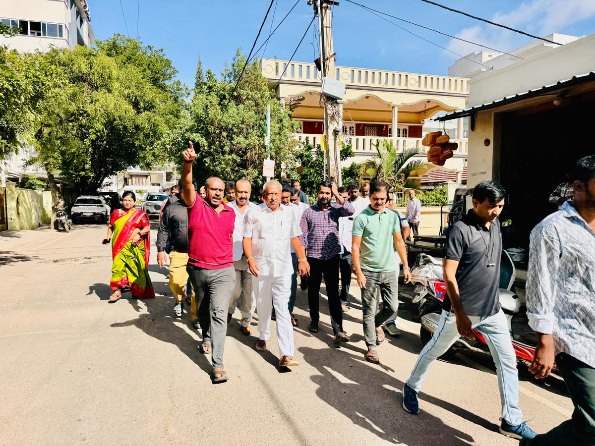 BABasavaraja's tweet photo. ಇಂದು ಕಲ್ಕೆರೆಯ ಎ.ಆರ್.ಐ. ಬಡಾವಣೆಗೆ ಅಧಿಕಾರಿಗಳೊಂದಿಗೆ ಭೇಟಿ ನೀಡಿ ಅಲ್ಲಿನ ಅಸೋಸಿಯೇಷನ್ ಜೊತೆ ಸಭೆ ನಡೆಸಿ, ಅವರುಗಳ ಸಮಸ್ಯೆಗಳನ್ನು ಆಲಿಸಿ ಅತೀ ಶೀಘ್ರವಾಗಿ ಬಗೆಹರಿಸಲು ಅಧಿಕಾರಿಗಳಿಗೆ ತಿಳಿಸಲಾಯಿತು.
ಹಾಗೂ ಮುಂದೆ ಆಗಬೇಕಾದ ಅಭಿವೃದ್ಧಿ ಕಾರ್ಯಗಳ ಬಗ್ಗೆ ಚರ್ಚಿಸಲಾಯಿತು.
#Krpura #Kalkere #nrilayout https://t.co/xpWf7aAHCZ