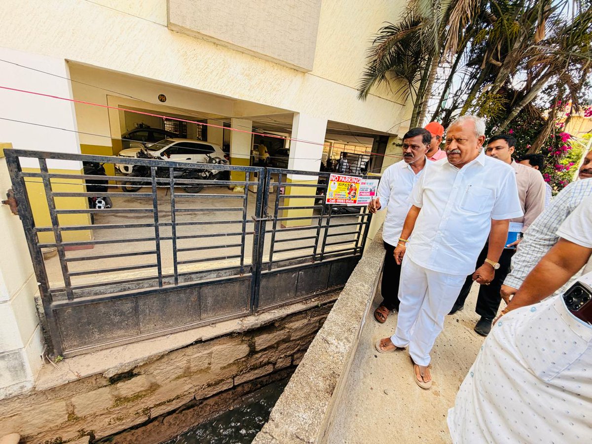BABasavaraja's tweet photo. ಇಂದು ಕಲ್ಕೆರೆಯ ಎ.ಆರ್.ಐ. ಬಡಾವಣೆಗೆ ಅಧಿಕಾರಿಗಳೊಂದಿಗೆ ಭೇಟಿ ನೀಡಿ ಅಲ್ಲಿನ ಅಸೋಸಿಯೇಷನ್ ಜೊತೆ ಸಭೆ ನಡೆಸಿ, ಅವರುಗಳ ಸಮಸ್ಯೆಗಳನ್ನು ಆಲಿಸಿ ಅತೀ ಶೀಘ್ರವಾಗಿ ಬಗೆಹರಿಸಲು ಅಧಿಕಾರಿಗಳಿಗೆ ತಿಳಿಸಲಾಯಿತು.
ಹಾಗೂ ಮುಂದೆ ಆಗಬೇಕಾದ ಅಭಿವೃದ್ಧಿ ಕಾರ್ಯಗಳ ಬಗ್ಗೆ ಚರ್ಚಿಸಲಾಯಿತು.
#Krpura #Kalkere #nrilayout https://t.co/xpWf7aAHCZ