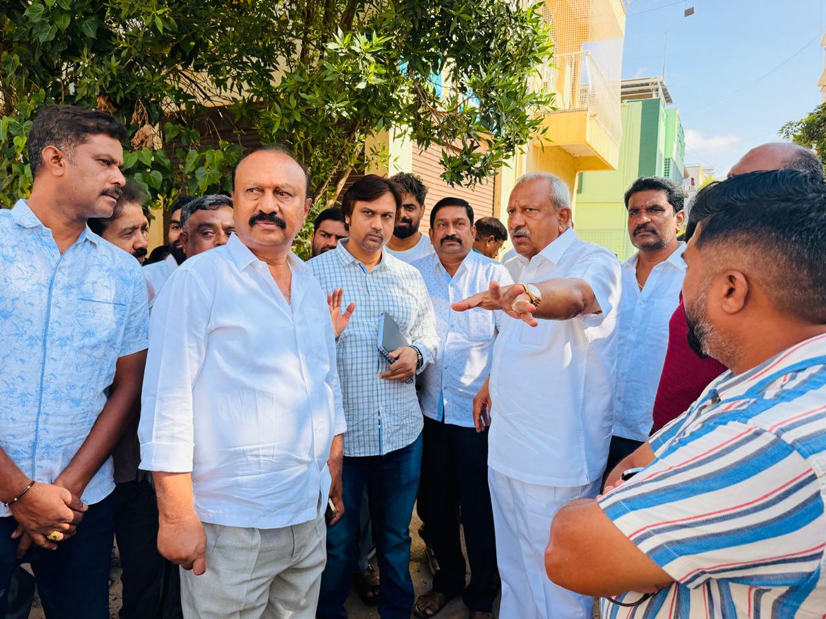 BABasavaraja's tweet photo. ಇಂದು ಕಲ್ಕೆರೆಯ ಎ.ಆರ್.ಐ. ಬಡಾವಣೆಗೆ ಅಧಿಕಾರಿಗಳೊಂದಿಗೆ ಭೇಟಿ ನೀಡಿ ಅಲ್ಲಿನ ಅಸೋಸಿಯೇಷನ್ ಜೊತೆ ಸಭೆ ನಡೆಸಿ, ಅವರುಗಳ ಸಮಸ್ಯೆಗಳನ್ನು ಆಲಿಸಿ ಅತೀ ಶೀಘ್ರವಾಗಿ ಬಗೆಹರಿಸಲು ಅಧಿಕಾರಿಗಳಿಗೆ ತಿಳಿಸಲಾಯಿತು.
ಹಾಗೂ ಮುಂದೆ ಆಗಬೇಕಾದ ಅಭಿವೃದ್ಧಿ ಕಾರ್ಯಗಳ ಬಗ್ಗೆ ಚರ್ಚಿಸಲಾಯಿತು.
#Krpura #Kalkere #nrilayout https://t.co/xpWf7aAHCZ