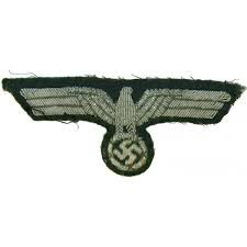 AaronFitzek's tweet photo. @Frohnmaier_AfD Händeschütteln mit dem "Z" Abzeichenträger. Warum wird das gesinnungspassende deutsche Abzeichen nicht getragen? https://t.co/fsveGROU1U