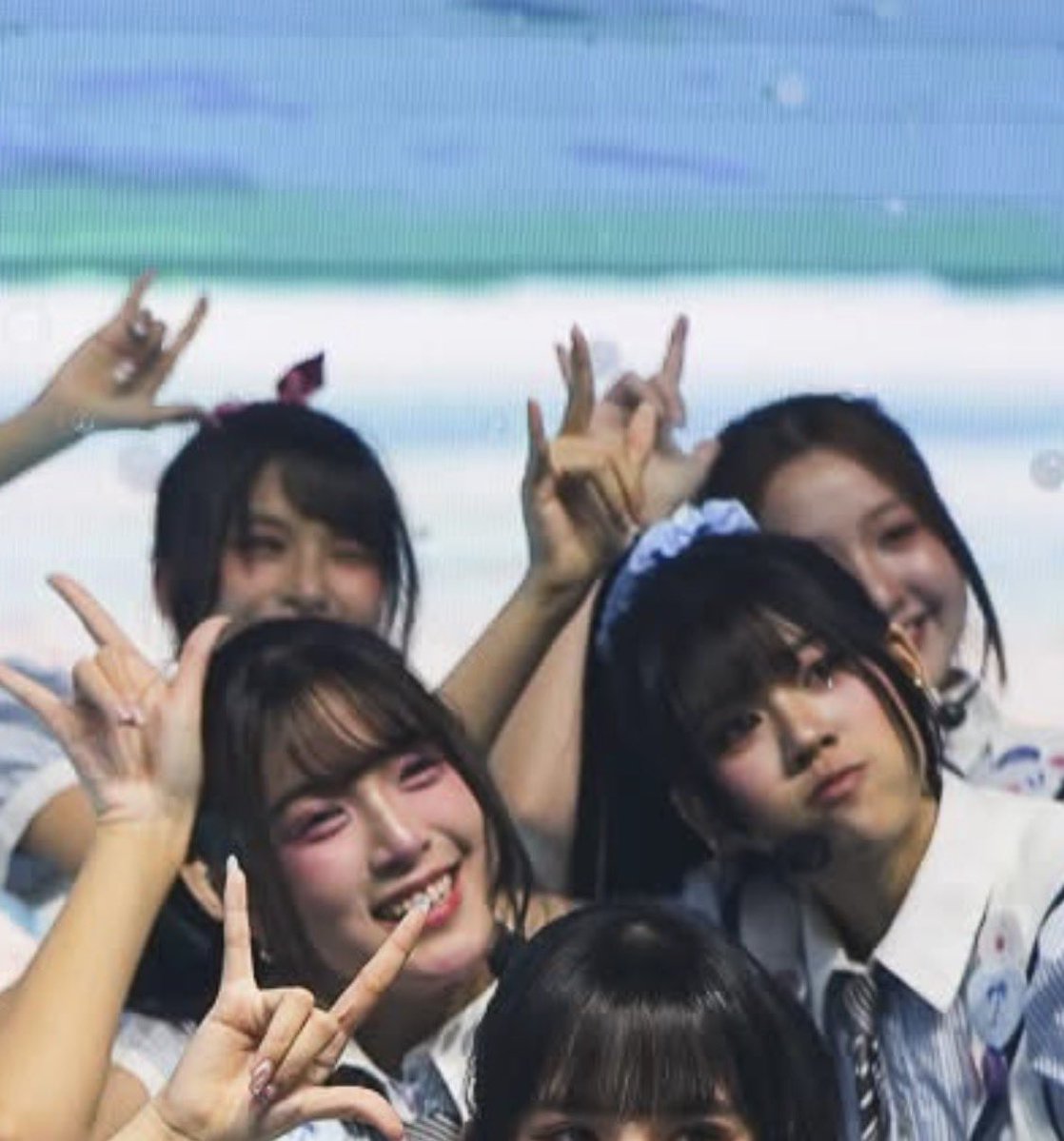 DesyPPL's tweet photo. เวลาโอชิอยู่ใกล้กันแล้วดูง่ายดีจริงจริ๊ง 😆

#LBNK48 #NammonnBNK48 #KhowjowBNK48 https://t.co/IUIpH89rJY