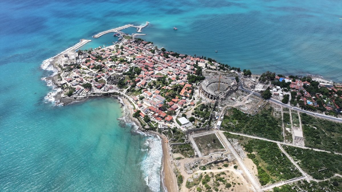 arkeolojihaber's tweet photo. 📍 Antalya'nın Manavgat ilçesindeki Side Antik Kenti'nde bir dönem konuşulduğu belirlenen "Sidece" dili üzerinde yapılan çalışmalarda 31 harf tespit edildi.

Bölgede 2000 yılı aşkın bir süre önce konuşulan "Sidece" dili, kazılarla ortaya çıkarılan iki dilli yazıtlarla çözülüyor. Kazı Başkanı Prof. Dr. Feriştah Alanyalı ile yabancı dilbilimciler Michaela Zinko ve Alfredo Rizza, Side alfabesinin yapısını, kelime çözümlemeleri ve Anadolu'nun diğer dilleriyle bağlantıları üzerine çalışıyor.

Side Antik Kenti Kazı Başkanı ve Anadolu Üniversitesi Edebiyat Fakültesi Arkeoloji Bölümü Öğretim Üyesi Prof. Dr. Feriştah Alanyalı, son yıllarda yaptıkları kazılarda Sidece yazılı yeni yazıtlar ele geçirdiklerini ama dilin hala tam olarak okunamadığını ve anlaşılamadığını ifade etti. Bunun da yazıtların az olması ve mevcut yazıtların genellikle 1-2 satırdan ibaret olmasından kaynaklandığını ifade eden Alanyalı, şöyle devam etti: "Bu durum araştırmacıları yazının çözümü konusunda zorluyor. Son yıllarda hem çift dilli hem de 30 ila 40 satır arasında değişen çok satırlı yazıtların bulunması yeniden bir umut oldu. Araştırmacılar Sidece olarak tanımlanan yazıtlarda görülen 'Siruawn' ve 'Siruawan' kelime biçimlerinin Side kentini ifade ettiği görünüşünde birleşiyor. Bu değerlendirme Side'nin erken tarihi ve kentin adının kökenine ilişkin tartışmalara yeni bir boyut kazandırıyor. Çalışma devam ediyor ama muhtemelen kentin ismi yine 'nar' anlamına geliyor. Bu çok büyük bir tespit."

Side dilinin Anadolu'nun en eski halklarından Luvi kökenli bir dil olduğuna işaret eden Alanyalı, "Anadolu'daki Likçe, Karca gibi. Biz de onun bir koluyuz. Antik kentin ismi üzerinde yapılan araştırmalar kentin kimliği için çok önemli. Bu kent Helen'ler gelmeden önce de vardı. Kaynaklar, 'Kyme'den gelenler Side'ye ayak bastıkları anda kendi dillerini unuttular ve barbarların konuştuğu dili konuşmaya başladılar.' diyor. Barbar, kendi dilinden başka dil konuşan anlamı taşıyor. Hatta Helenceyi unutturabilecek kadar dominant bir kültür olduğunu görüyoruz burada. Helenler gelmeden önce de Side, Anadolu'nun kadim kentlerindendi." diye konuştu. Kaynak: AA (04.06.2026)