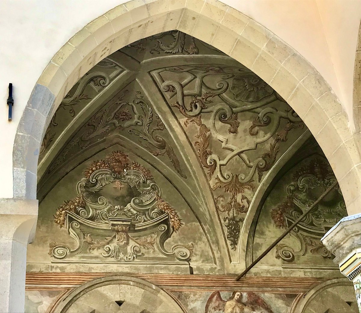 KatesfWriter's tweet photo. These frescoes adorn the covered walkway of the Majolica Cloister, in Santa Chiara, Naples. They date to the 17th C. Showing St Francis of Assisi, St Honorius, and above them the virtues Sincerity and Justice respectively. Pic 3-4: roof fresco plus aisle.
My 📷
#FrescoFriday https://t.co/3foHODE7NT