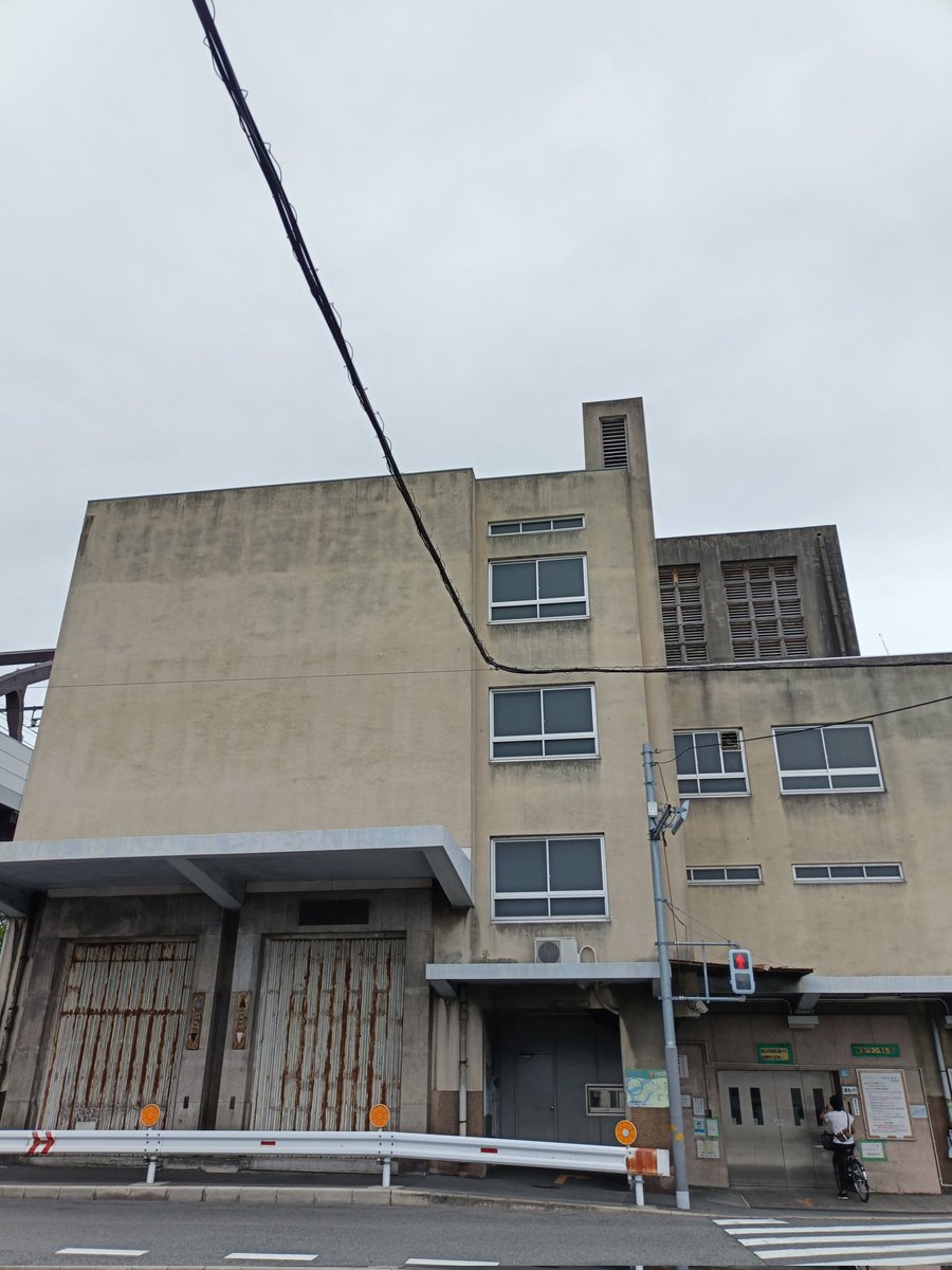 chloelogy's tweet photo. 大阪が誇る？安治川トンネル、通称アジトンです。エレベーターに乗って川底に降りて地下道を通り向こう岸に渡ります。昔は車も通れたらしい。 https://t.co/jrJug6GpAU
