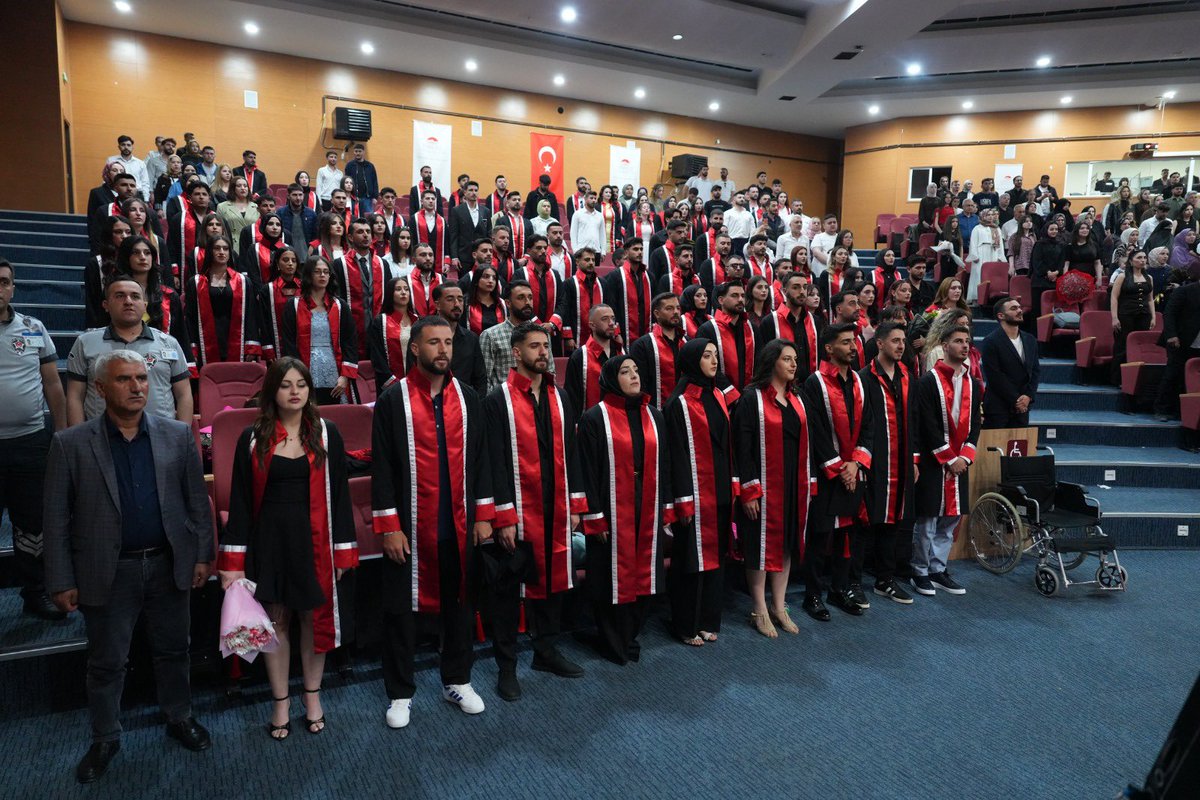 bingolsporbil's tweet photo. Fakültemiz Mezuniyet Töreni büyük bir coşku ile gerçekleştirildi.

2025-2026 Eğitim-Öğretim Yılı sonunda öğrenimlerini başarıyla tamamlayacak olan Spor Bilimleri Fakültesi öğrencileri, düzenlenen mezuniyet töreni ile uğurlandı. Törene üniversite yöneticileri, akademik ve idari personel ile öğrencilerin aileleri katıldı.

Fakültemizden mezun olacak öğrencilerimizi kutluyor; bilgi, birikim ve donanımlarıyla ülkemizin spor bilimleri alanına önemli katkılar sunacaklarına inanıyoruz.