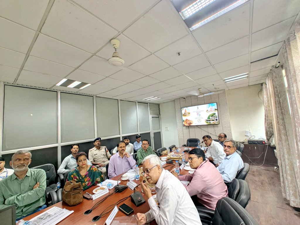 PIB_Patna's tweet photo. आज #पटना में @PIB_Patna द्वारा अंतर-माध्यम प्रचार समन्वय समिति (IMPCC) की बैठक आयोजित की गई।

बैठक में केंद्र एवं राज्य सरकार के विभिन्न मंत्रालयों/विभागों के प्रतिनिधियों ने भाग लिया। जनकल्याणकारी योजनाओं के प्रभावी प्रचार-प्रसार और बेहतर समन्वय पर हुई चर्चा।

#IMPCC #Bihar https://t.co/H72XQaIOxO